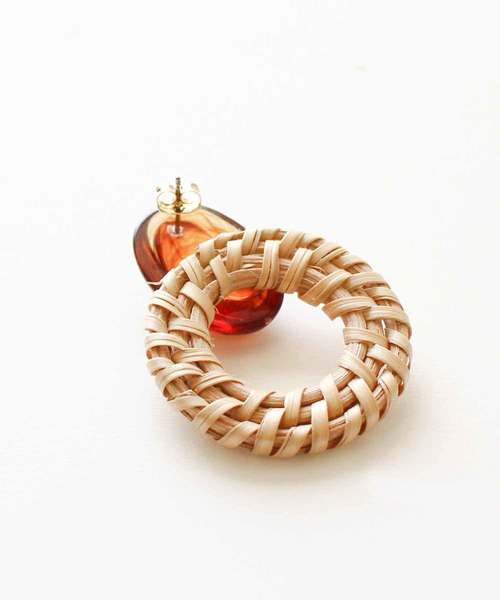 MODE ROBE（モードローブ）の「マーブルパーツ×ラタンフープ ピアス（ピアス（両耳用）・レディース・ブラウン/マスタード・FREE）」の5枚目の写真