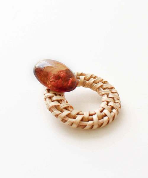 MODE ROBE（モードローブ）の「マーブルパーツ×ラタンフープ ピアス（ピアス（両耳用）・レディース・ブラウン/マスタード・FREE）」の6枚目の写真