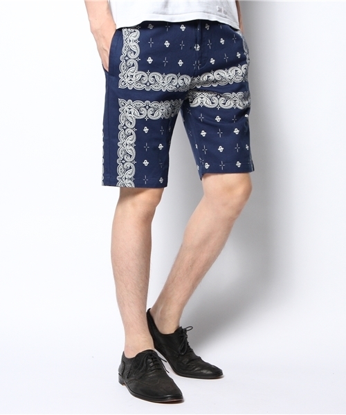 AZUL by moussy（アズールバイマウジー）の「バンダナ柄ツイルショーツ（その他パンツ・メンズ・ブラック/ネイビー・LARGE/SMALL/MEDIUM/X-LARGE/X-SMALL）」の2枚目の写真