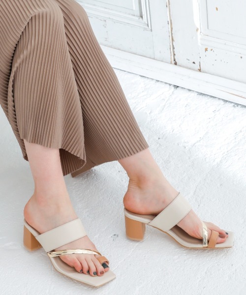 VIVIAN(ヴィヴィアン)の「スクエアトゥトリオカラー甲バンドトングサンダル(サンダル・レディース・ナチュラル/クリアブラック/ライトグレー/オリーブ×ブラック/ストーン/イエロー系その他4・S/M/LL/L)」の1枚目の写真