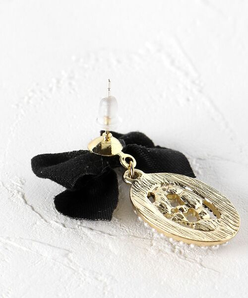 MAJESTIC LEGON（マジェスティックレゴン）の「classicリボンピアス（ピアス（両耳用）・レディース・アイボリー/ブラック・FREE）」の4枚目の写真