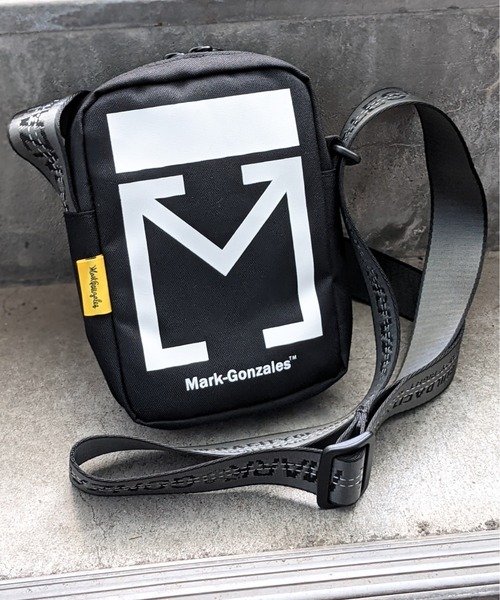 Mark Gonzales(マーク・ゴンザレス)の「MARK GONZALES/マークゴンザレス ジャガードテープ付ショルダーバッグ(ショルダーバッグ・メンズ・ブラック/イエロー・FREE)」の1枚目の写真