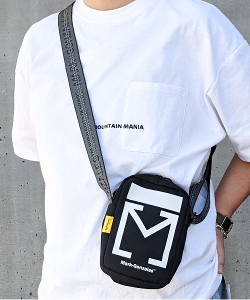Mark Gonzales(マーク・ゴンザレス)の「MARK GONZALES/マークゴンザレス ジャガードテープ付ショルダーバッグ(ショルダーバッグ・メンズ・ブラック/イエロー・FREE)」の8枚目の写真
