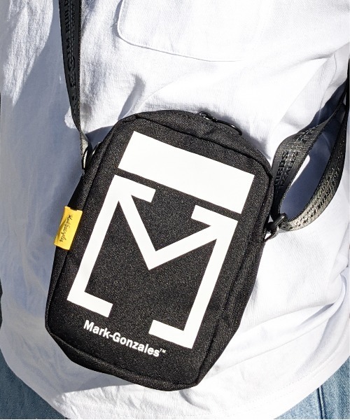 Mark Gonzales(マーク・ゴンザレス)の「MARK GONZALES/マークゴンザレス ジャガードテープ付ショルダーバッグ(ショルダーバッグ・メンズ・ブラック/イエロー・FREE)」の9枚目の写真