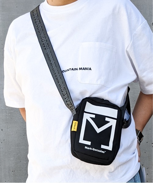 Mark Gonzales(マーク・ゴンザレス)の「MARK GONZALES/マークゴンザレス ジャガードテープ付ショルダーバッグ(ショルダーバッグ・メンズ・ブラック/イエロー・FREE)」の7枚目の写真