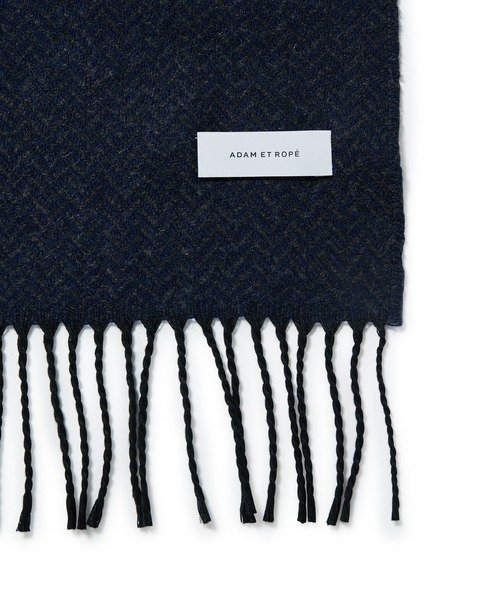 ADAM ET ROPE'（アダムエロペ）の「イタリア製ヘリンボーンマフラー（マフラー・メンズ・ブラック/ネイビー/ベージュ・FREE）」の4枚目の写真