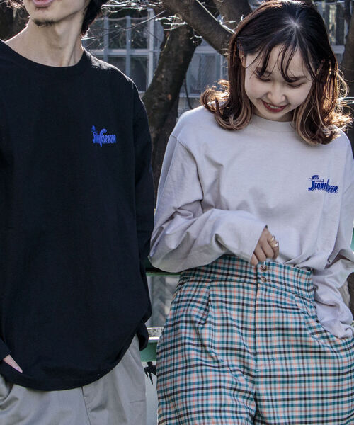 UNIVERSAL OVERALL（ユニバーサルオーバーオール）の「【UNIVERSAL OVERALL】別注 ”STONE CARVER” バックプリント ロンT（Tシャツ/カットソー・メンズ・ホワイト/ライトグレー/ブラック・MEDIUM/LARGE）」の4枚目の写真