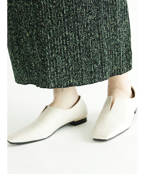 Te chichi TERRASSE(テチチテラス)の「フロントスリットフラットシューズ(その他シューズ・レディース・ブラック/オフホワイト・MEDIUM/LARGE)」の1枚目の写真