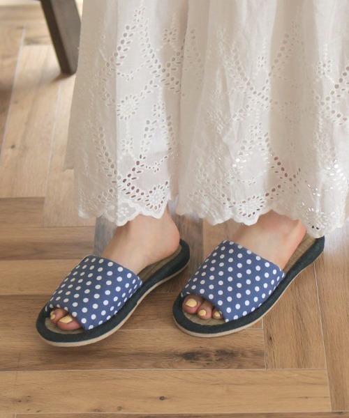 DONOBAN（ドノバン）の「ドット畳スリッパ[E]（その他シューズ・レディース・ホワイト/ブルー・ONESIZE）」の2枚目の写真