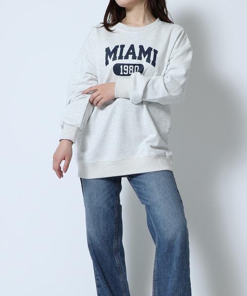 MAISON BREEZE(メゾンブリーズ)の「【MAISON BREEZE】カレッジロゴクロップドトレーナー KNF(スウェット・レディース・ピンク/グレー/ダークグレー・FREE)」の2枚目の写真
