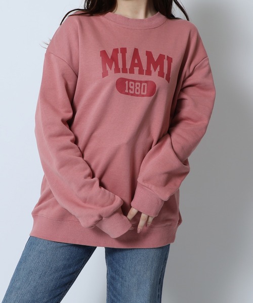 MAISON BREEZE(メゾンブリーズ)の「【MAISON BREEZE】カレッジロゴクロップドトレーナー KNF(スウェット・レディース・ピンク/グレー/ダークグレー・FREE)」の3枚目の写真