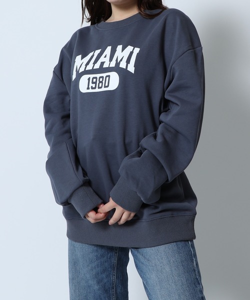 MAISON BREEZE(メゾンブリーズ)の「【MAISON BREEZE】カレッジロゴクロップドトレーナー KNF(スウェット・レディース・ピンク/グレー/ダークグレー・FREE)」の1枚目の写真