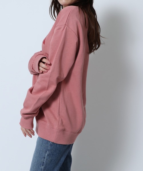 MAISON BREEZE(メゾンブリーズ)の「【MAISON BREEZE】カレッジロゴクロップドトレーナー KNF(スウェット・レディース・ピンク/グレー/ダークグレー・FREE)」の4枚目の写真