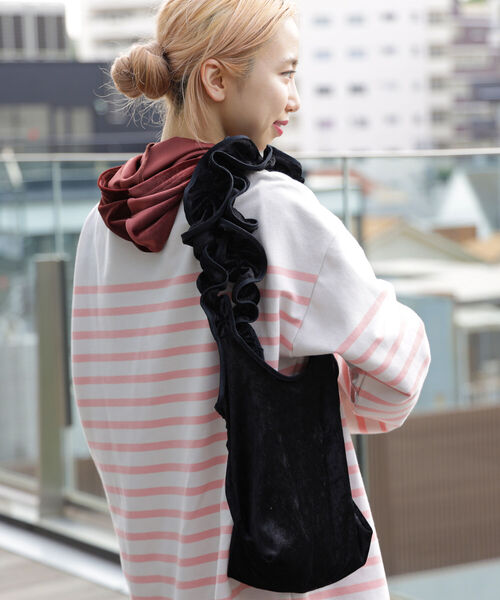 Ray BEAMS（レイビームス）の「HELOYSE / クラッシュ ベロア トートバッグ（トートバッグ・レディース・ブラック/ライム・ONE SIZE）」の8枚目の写真