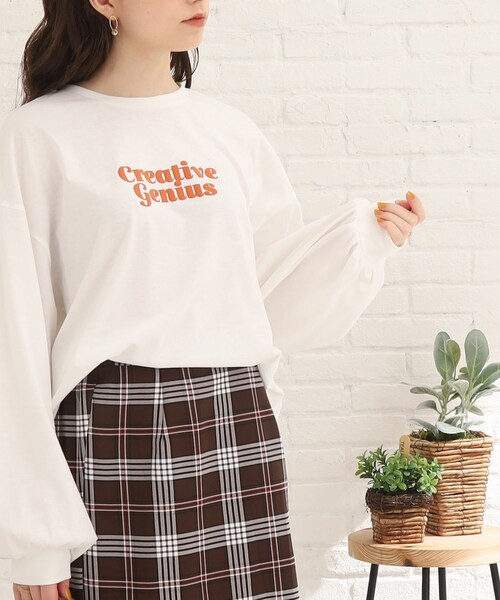 Cutie Blonde（キューティーブロンド）の「◆【レトロ感が可愛い】英字ロゴぽわん袖ロンT（Tシャツ/カットソー・レディース・ホワイト系その他/ホワイト系その他2/ホワイト系その他3/ブラック系1/ベージュ系/黄緑系3・02/03）」の2枚目の写真