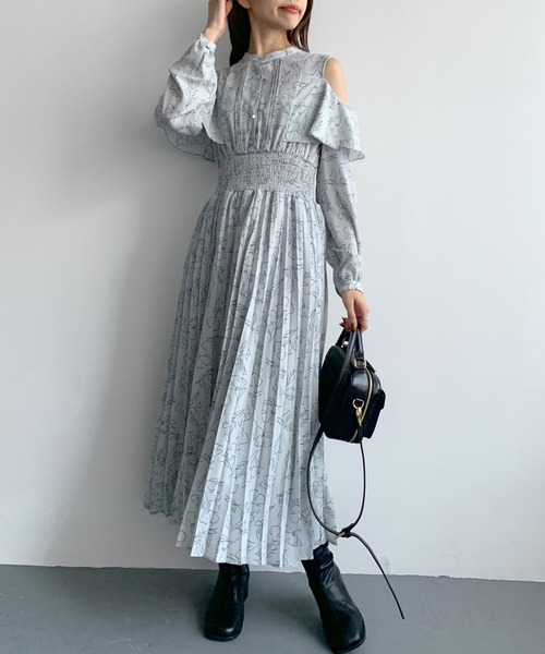 OLIVE des OLIVE（オリーブデオリーブ）の「肩あきプリーツワンピース（ワンピース・レディース・オフホワイト/サックスブルー/ブラック・FREE）」の3枚目の写真