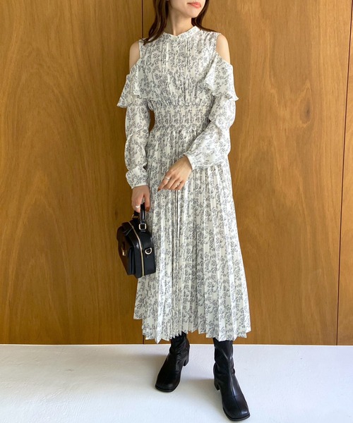 OLIVE des OLIVE（オリーブデオリーブ）の「肩あきプリーツワンピース（ワンピース・レディース・オフホワイト/サックスブルー/ブラック・FREE）」の4枚目の写真