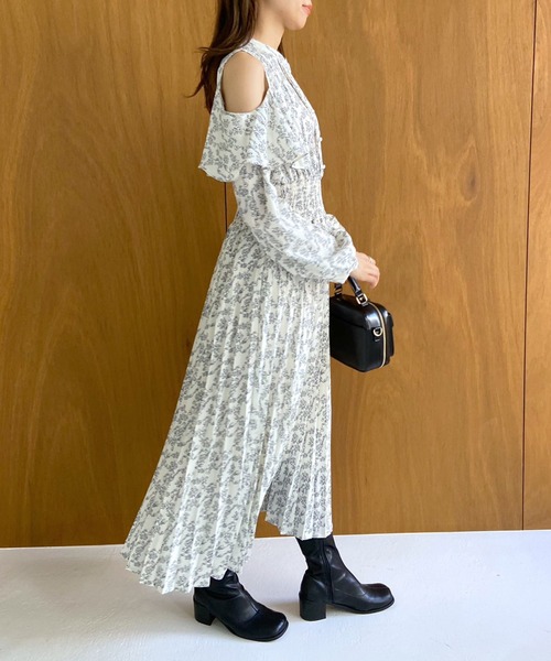 OLIVE des OLIVE（オリーブデオリーブ）の「肩あきプリーツワンピース（ワンピース・レディース・オフホワイト/サックスブルー/ブラック・FREE）」の5枚目の写真