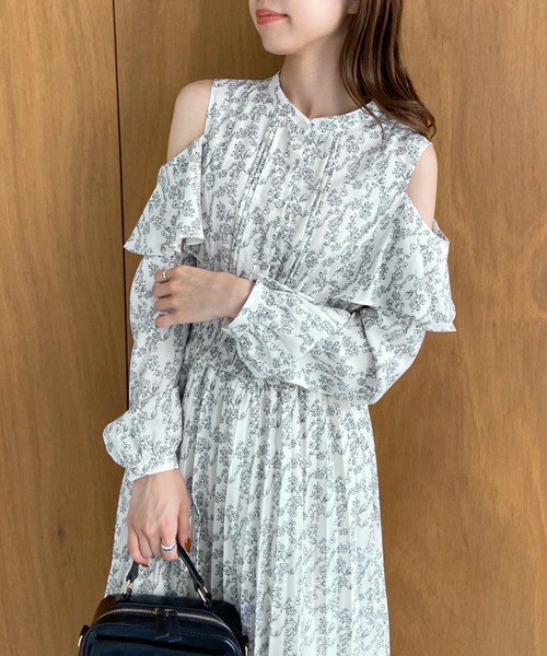 OLIVE des OLIVE（オリーブデオリーブ）の「肩あきプリーツワンピース（ワンピース・レディース・オフホワイト/サックスブルー/ブラック・FREE）」の7枚目の写真