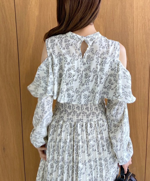 OLIVE des OLIVE（オリーブデオリーブ）の「肩あきプリーツワンピース（ワンピース・レディース・オフホワイト/サックスブルー/ブラック・FREE）」の8枚目の写真