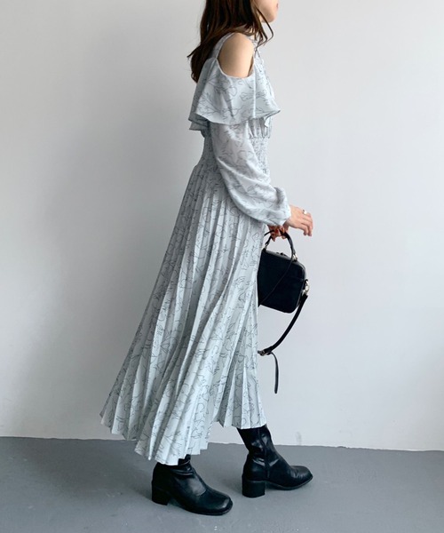 OLIVE des OLIVE（オリーブデオリーブ）の「肩あきプリーツワンピース（ワンピース・レディース・オフホワイト/サックスブルー/ブラック・FREE）」の17枚目の写真