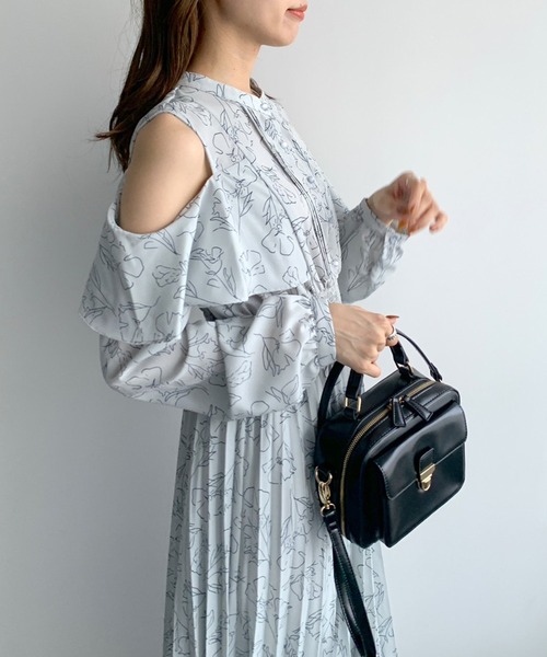 OLIVE des OLIVE（オリーブデオリーブ）の「肩あきプリーツワンピース（ワンピース・レディース・オフホワイト/サックスブルー/ブラック・FREE）」の20枚目の写真