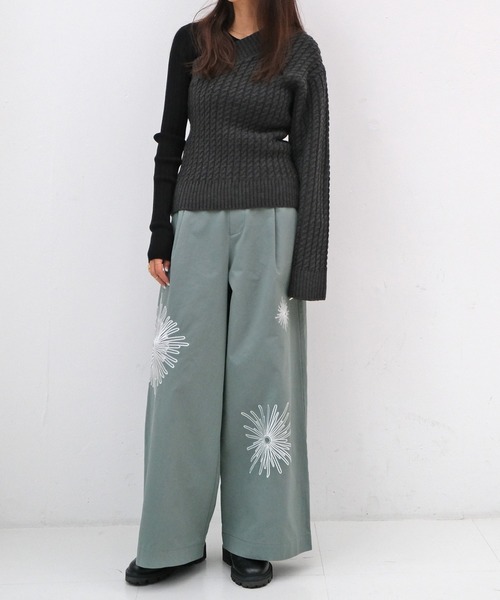 AKTE（アクテ）の「ポイントエンブロイダリーワイドパンツ（その他パンツ・レディース・グリーン/ブラック・1/2）」の3枚目の写真