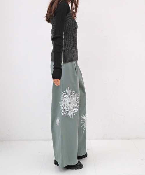 AKTE（アクテ）の「ポイントエンブロイダリーワイドパンツ（その他パンツ・レディース・グリーン/ブラック・1/2）」の4枚目の写真