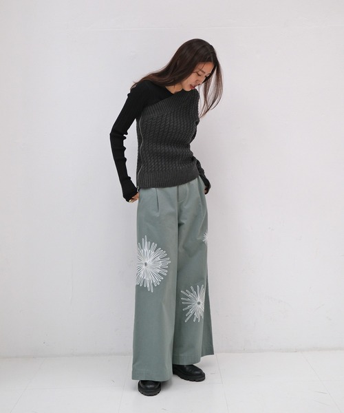 AKTE（アクテ）の「ポイントエンブロイダリーワイドパンツ（その他パンツ・レディース・グリーン/ブラック・1/2）」の7枚目の写真