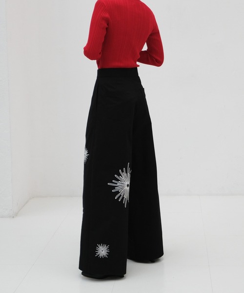 AKTE（アクテ）の「ポイントエンブロイダリーワイドパンツ（その他パンツ・レディース・グリーン/ブラック・1/2）」の16枚目の写真