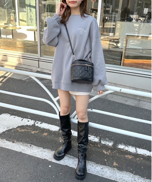 OLIVE des OLIVE（オリーブデオリーブ）の「【WEB限定カラー有】バックプリントDOGチュニックスウェット（スウェット・レディース・グレー/ブラック/ブルー/アイボリー/ミント・FREE）」の13枚目の写真