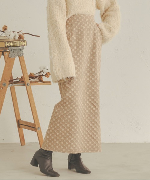 Ambre Neige(アンブルネージュ)の「花柄ジャガードIラインスカート/【WEB/EC限定商品】(スカート・レディース・ベージュ/アイボリー/ブラック・MEDIUM/SMALL)」の3枚目の写真