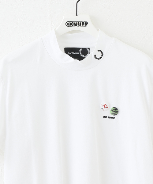 FRED PERRY×RAF SIMONS（フレッドペリーラフシモンズ）の「【RAFSIMONS × FREDPERRY】 HIGN NECK T-SH（Tシャツ/カットソー・メンズ・ホワイト・SMALL/MEDIUM）」の3枚目の写真