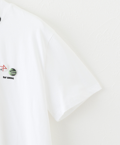 FRED PERRY×RAF SIMONS（フレッドペリーラフシモンズ）の「【RAFSIMONS × FREDPERRY】 HIGN NECK T-SH（Tシャツ/カットソー・メンズ・ホワイト・SMALL/MEDIUM）」の5枚目の写真