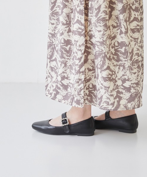 menue(メヌエ)の「オールウェザー 2Wayビジュー ストラップ メリージェーンパンプス(パンプス・レディース・ブラック/レッド/ベージュ系その他/ブラック系その他/イエロー・21.5cm/22.0cm/22.5cm/23.0cm/23.5cm/24.0cm/24.5cm/25.0cm/25.5cm/26.0cm/26.5cm)」の17枚目の写真