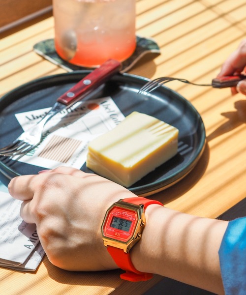 ICE WATCH（アイスウォッチ）の「「Ice-Watch アイスウォッチ」ICE digit retro アイスデジット レトロ　#2（デジタル腕時計・レディース・ダークグリーン/ネイビー/ブラック×ゴールド/ブラック×シルバー/ブラウン/レッド/アイボリー/ライトブルー・32mm）」の8枚目の写真