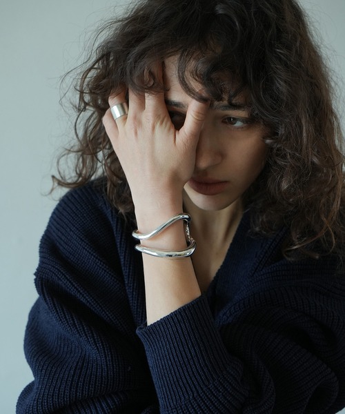 CLANE(クラネ)の「DOUBLE LINE BANGLE(バングル/リストバンド・レディース・シルバー・FREE)」の6枚目の写真