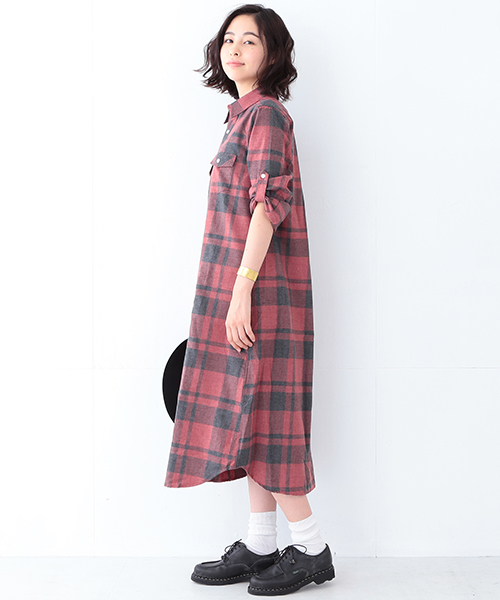 BEAMS BOY(ビームスボーイ)の「BEAMS BOY / ネルチェック ロールアップ ロングワンピース(シャツワンピース・レディース・レッド/ネイビー・ONE SIZE)」の20枚目の写真