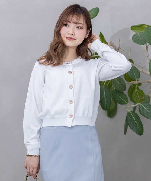 clear（クリア）の「ハトメバー釦ニットカーディガン（カーディガン/ボレロ・レディース・ライトグレー/ブラック/イエロー系その他/オフホワイト・F）」の2枚目の写真