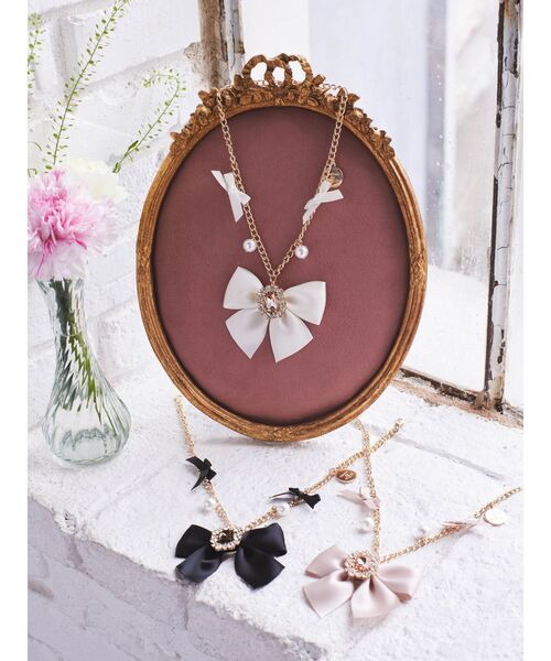 Maison de FLEUR（メゾンドフルール）の「ビジューリボンパールバッグチャーム（チャーム・レディース・アイボリー/ブラック/ピンクベージュ・FREE）」の15枚目の写真