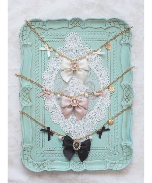 Maison de FLEUR（メゾンドフルール）の「ビジューリボンパールバッグチャーム（チャーム・レディース・アイボリー/ブラック/ピンクベージュ・FREE）」の16枚目の写真