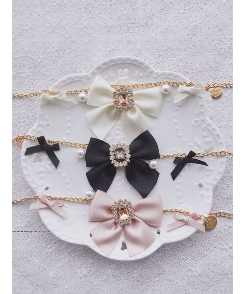 Maison de FLEUR（メゾンドフルール）の「ビジューリボンパールバッグチャーム（チャーム・レディース・アイボリー/ブラック/ピンクベージュ・FREE）」の17枚目の写真