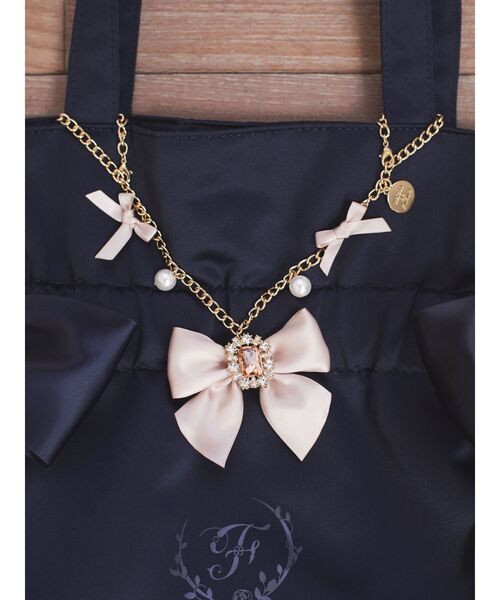 Maison de FLEUR（メゾンドフルール）の「ビジューリボンパールバッグチャーム（チャーム・レディース・アイボリー/ブラック/ピンクベージュ・FREE）」の11枚目の写真