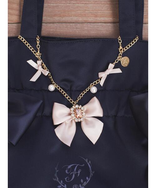 Maison de FLEUR（メゾンドフルール）の「ビジューリボンパールバッグチャーム（チャーム・レディース・アイボリー/ブラック/ピンクベージュ・FREE）」の3枚目の写真