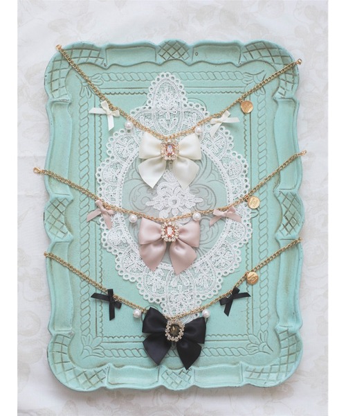 Maison de FLEUR（メゾンドフルール）の「ビジューリボンパールバッグチャーム（チャーム・レディース・アイボリー/ブラック/ピンクベージュ・FREE）」の4枚目の写真