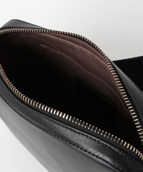 ALLSAINTS（オールセインツ）の「LUCILLE LEATHER CROSSBODY BAG | LUCILE レザー クロスボディ バッグ（ショルダーバッグ・レディース・ブラック・ONE SIZE）」の4枚目の写真