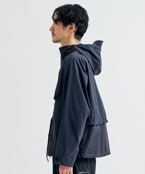 WHITE MOUNTAINEERING(ホワイトマウンテニアリング)の「【White Mountaineering / ホワイトマウンテニアリング】別注 STRETCH MOUNTAIN PARKA/別注 ストレッチマウンテンパーカー(マウンテンパーカー・メンズ・ブラック・000/1/2)」の7枚目の写真
