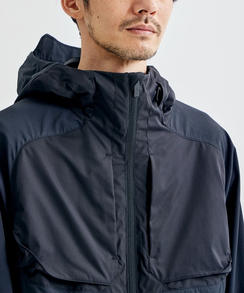 WHITE MOUNTAINEERING(ホワイトマウンテニアリング)の「【White Mountaineering / ホワイトマウンテニアリング】別注 STRETCH MOUNTAIN PARKA/別注 ストレッチマウンテンパーカー(マウンテンパーカー・メンズ・ブラック・000/1/2)」の12枚目の写真