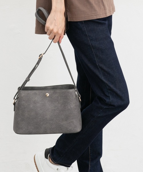 Honeys（ハニーズ）の「軽量両あおりショルダーバッグ（ショルダーバッグ・レディース・アイボリー/ブラック/ブルー/ベージュ系その他/レッド/キャメル/ミント/スミクロ・FREE）」の4枚目の写真