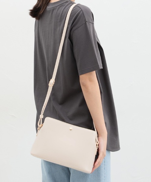 Honeys（ハニーズ）の「軽量両あおりショルダーバッグ（ショルダーバッグ・レディース・アイボリー/ブラック/ブルー/ベージュ系その他/レッド/キャメル/ミント/スミクロ・FREE）」の2枚目の写真